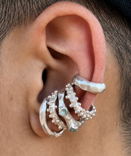 Ear Cuffs Silver de Madahland colocado en la oreja
